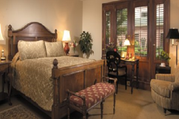 One Queen Bed with Cobblestone View room photo