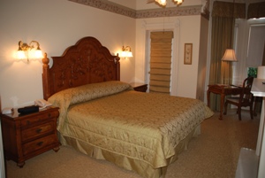 ADA Accessible Fireplace Room with One Bed room photo
